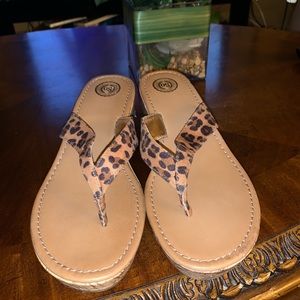 So Brand American Heritage Women Black/White Chevron Print Flip Flops-NWOT- E4 So Brand American Heritage Women Black/White Chevron Print Flip Flops-NWOT- E4